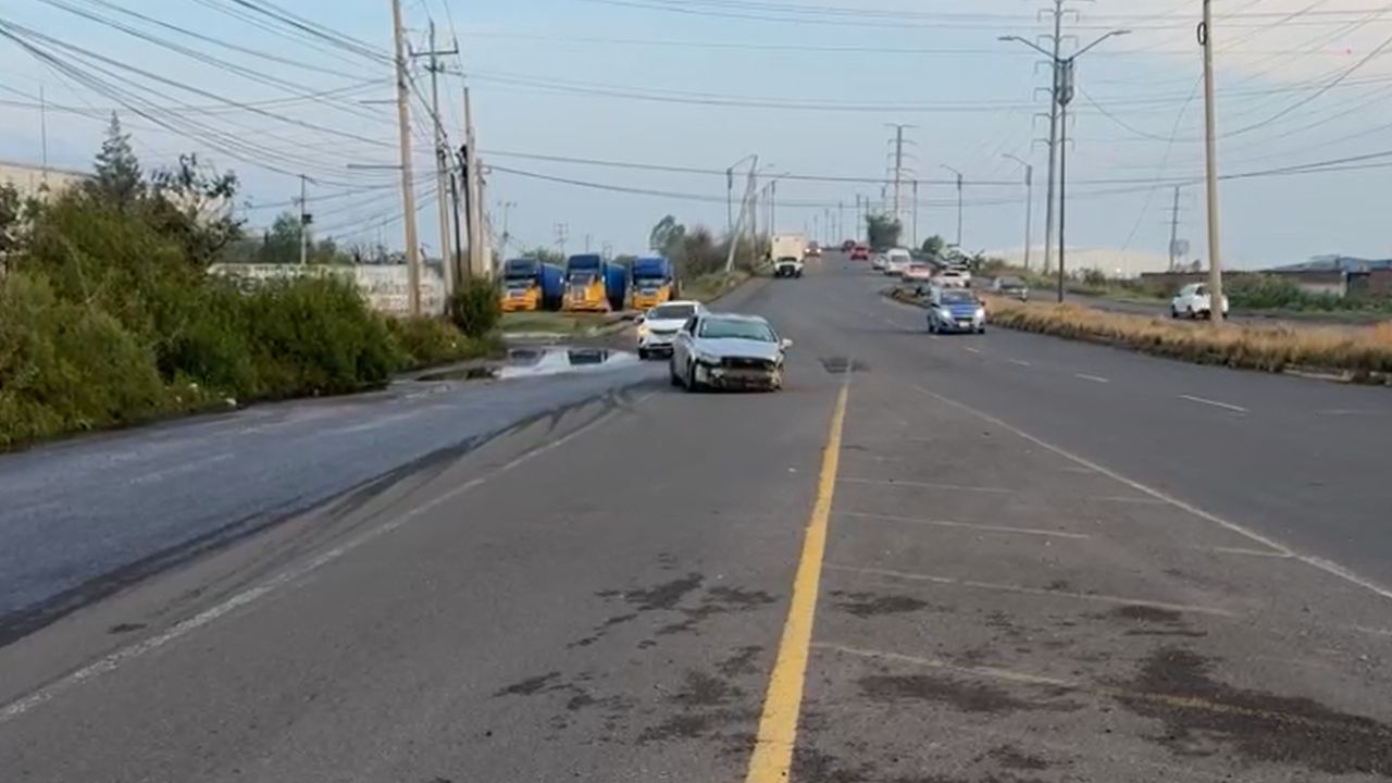 Vehículo destruido y abandonado bloquea el Periférico Ecológico de Puebla hoy: Alertan riesgo vial