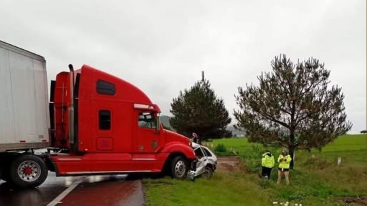 Brutal accidente en la Amozoc-Perote: Tráiler aplasta un aut