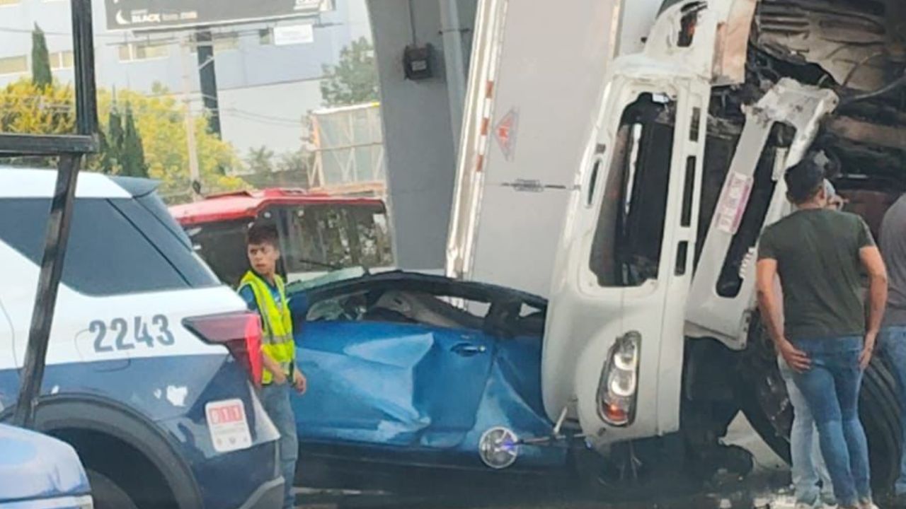 ¡Caos total en la autopista México-Puebla hoy!: Camión volcó y aplastó dos autos