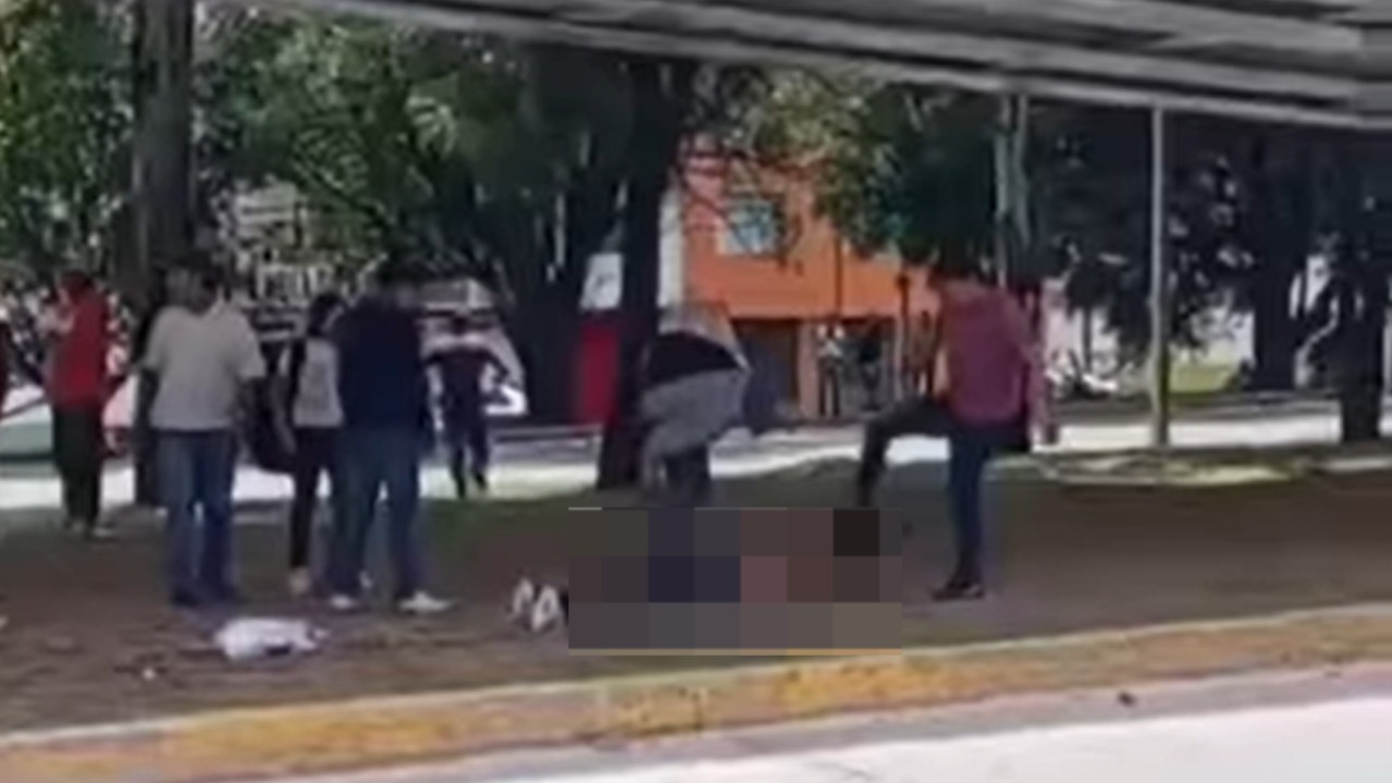 VIDEO: Pasajeros de Ruta 50 detienen y agreden a presunto ladrón en Amalucan