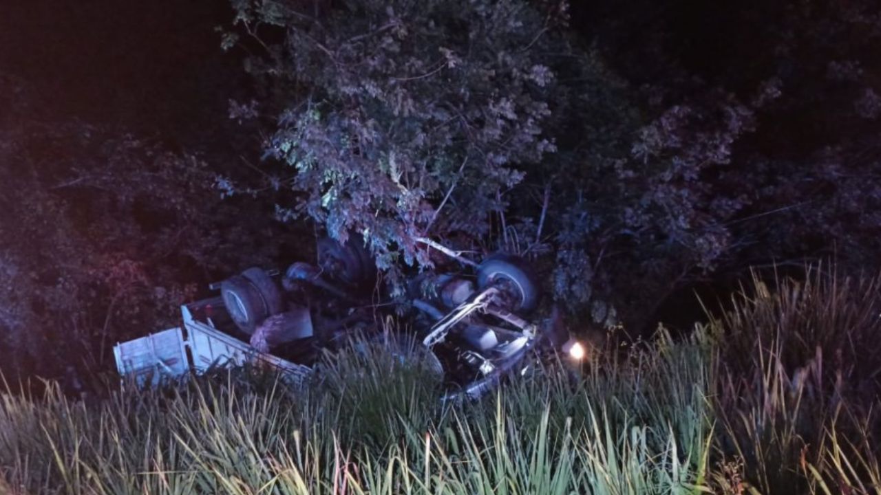 Auto cayó una barranca en la carretera Pachuca-Tuxpan tras accidente hoy; así quedó