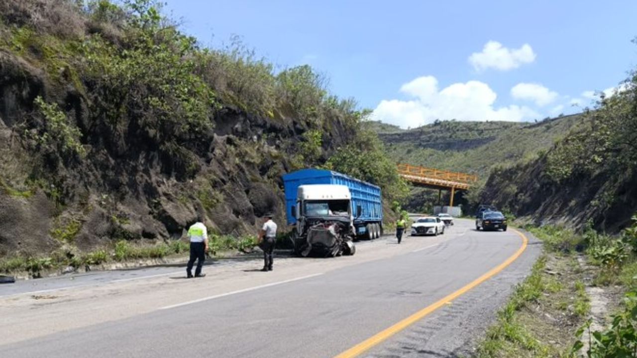 Choque deja camión destrozado en la carretera Puebla-Córdoba