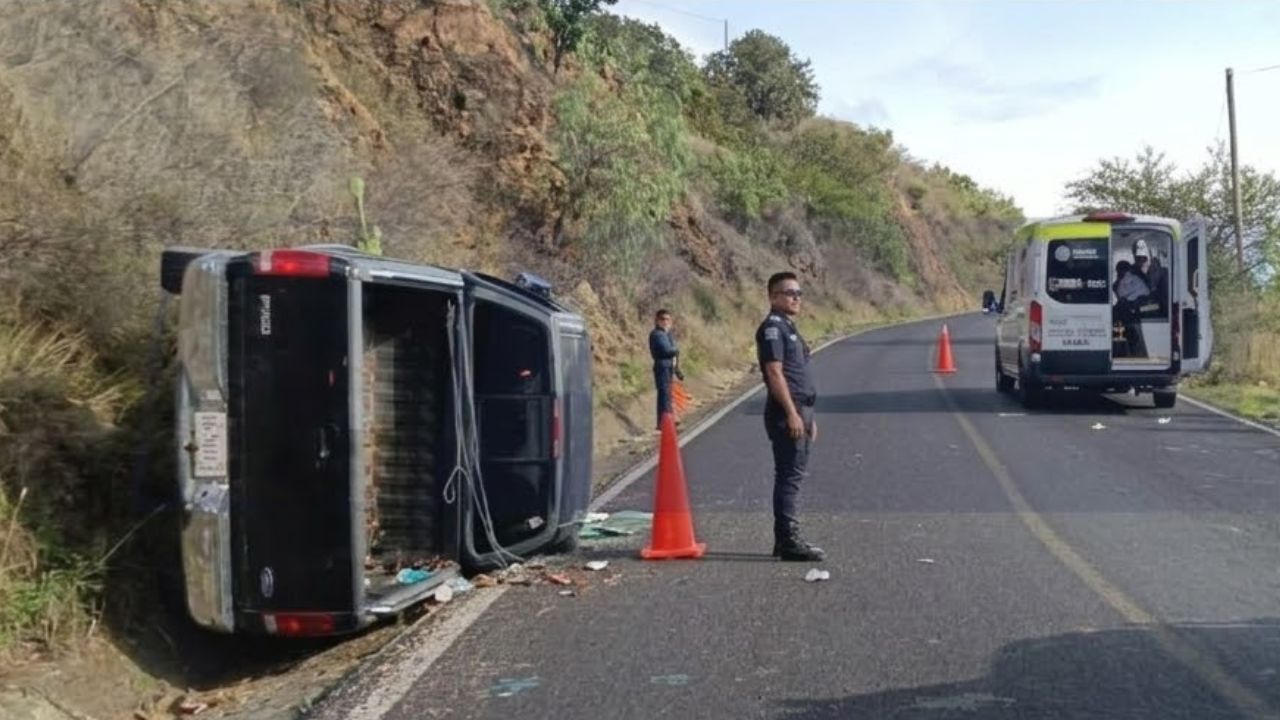 ¡Se quedaron dormidos!: Volcadura en la carretera Coxcatlán-