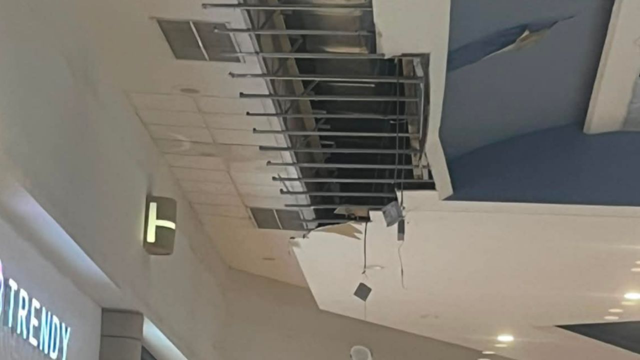 FOTOS: Así se vio el desprendimiento del techo de un centro comercial de Querétaro provocado por las lluvias