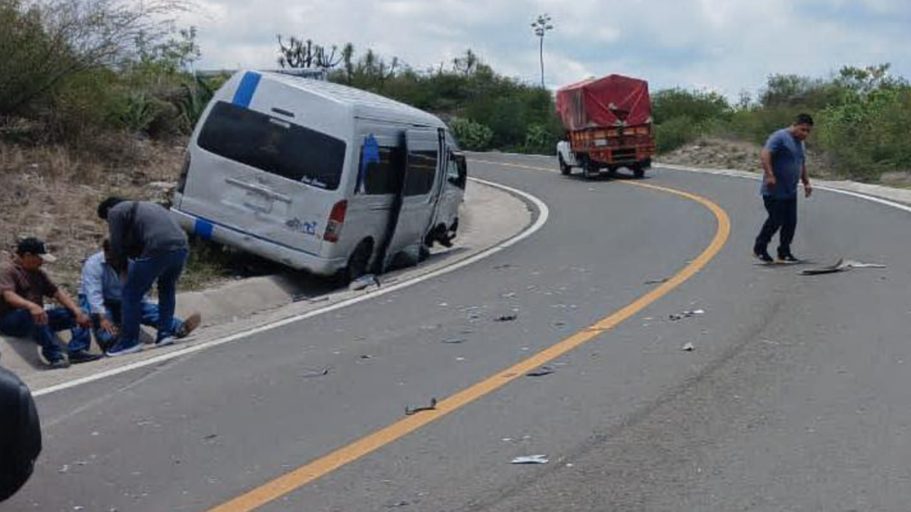 VIDEO: Brutal choque de transporte público en la carretera Tehuacán–Huajuapan deja varios heridos hoy