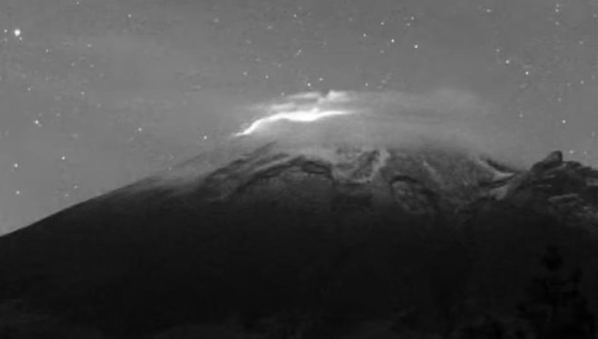 VIDEO: Captan LUMINOSA fumarola del Volcán Popocatépetl hoy martes: ¿Cambia el semáforo?
