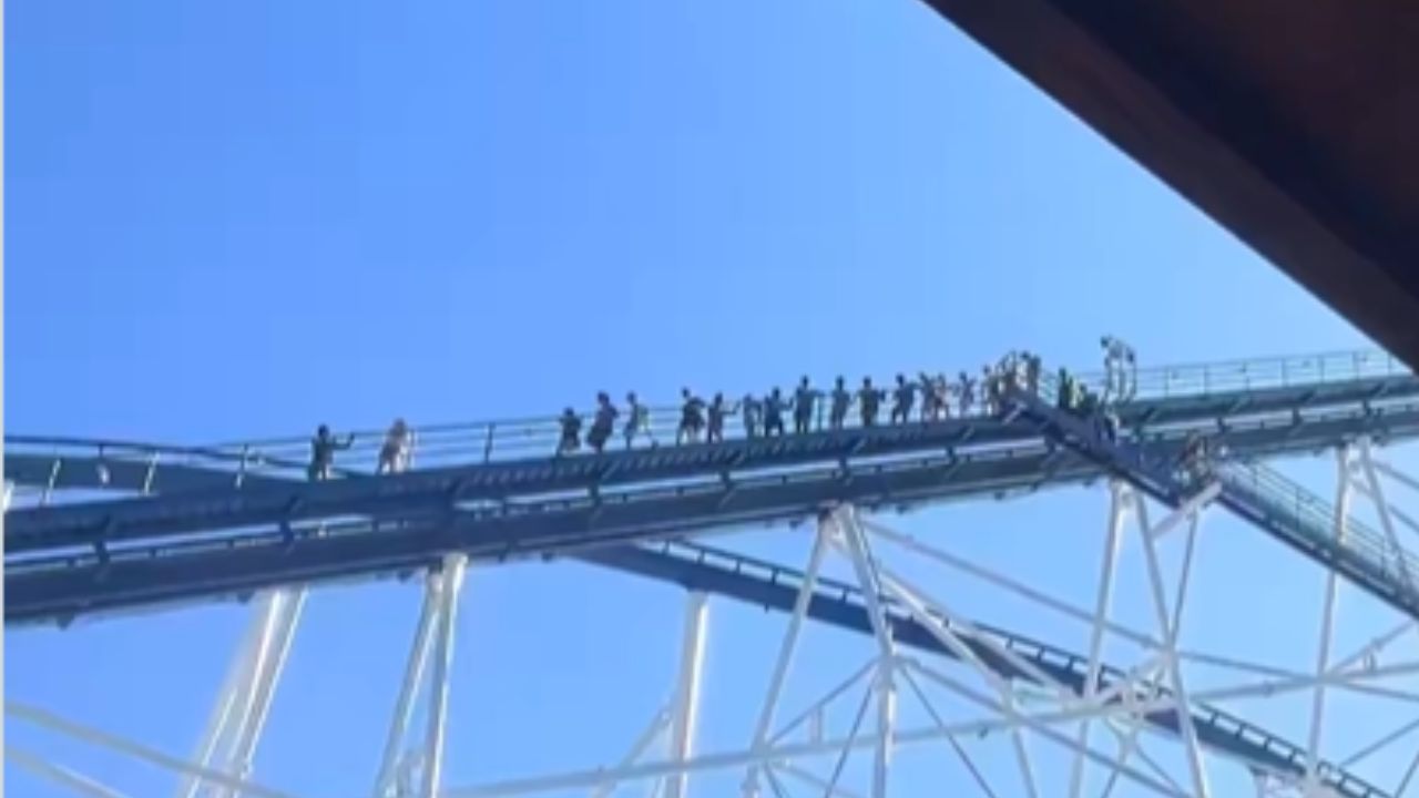 VIDEO: Apagón paraliza parque de diversiones; visitantes bajan CAMINANDO de montaña rusa