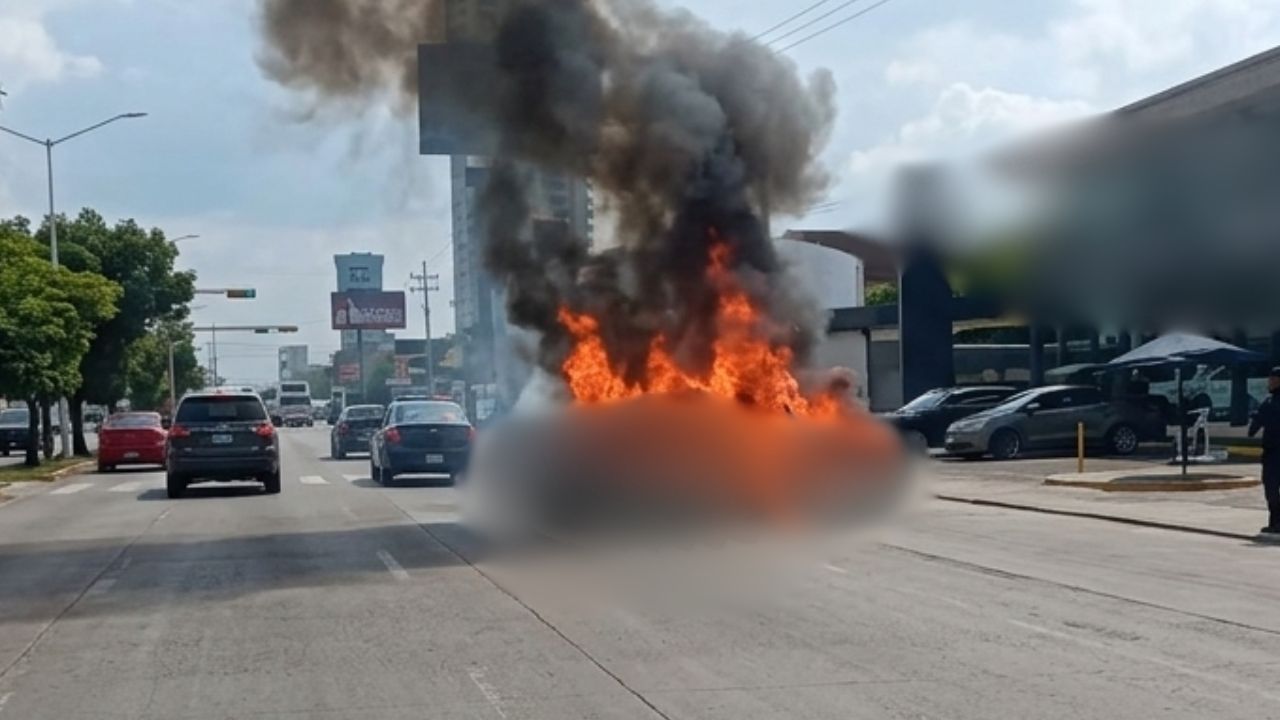 VIDEO: Captan auto incendiándose en la Vía Atlixcáyotl hoy; tráfico paralizado