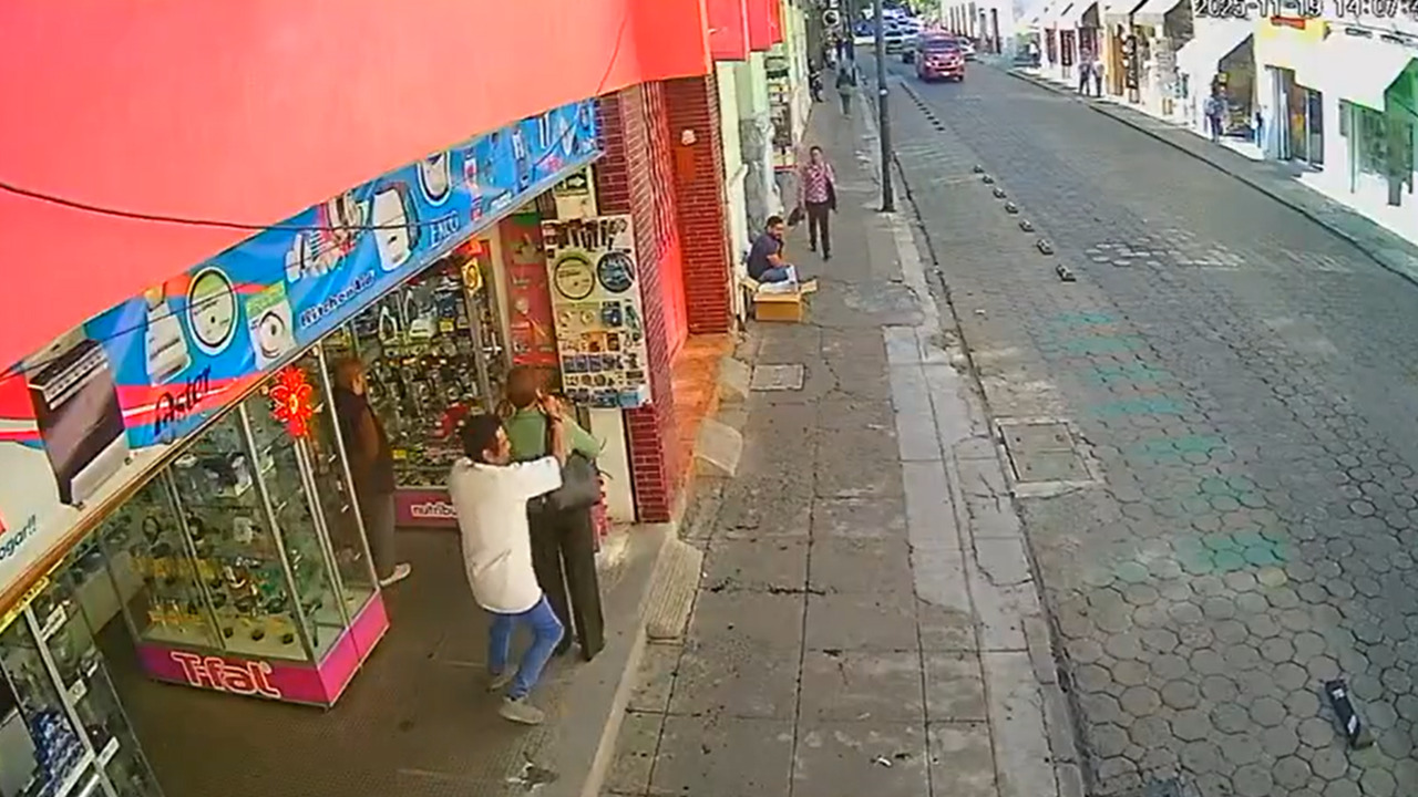 VIDEO: Así fue el descarado robo a una mujer mayor en la 4 Poniente del Centro de Puebla
