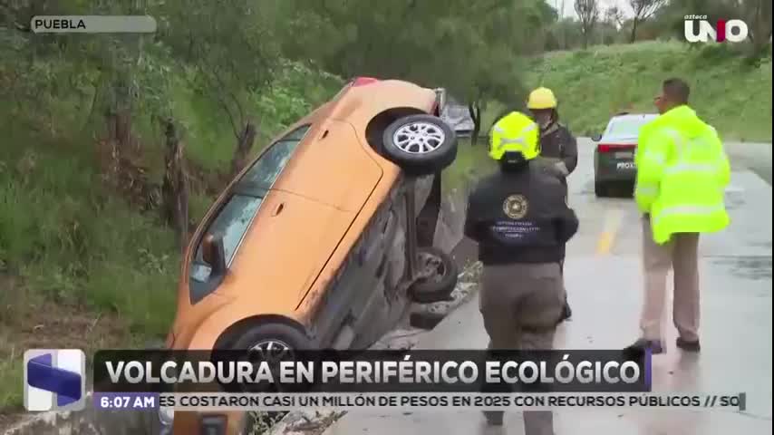 Así quedó un auto tras una volcadura en Periférico