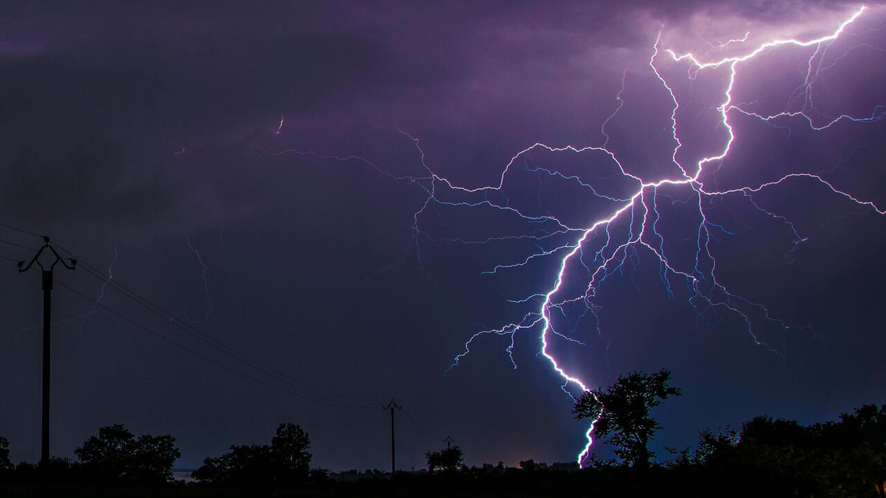 VIDEO: Impresionante tormenta eléctrica es captada entre montañas de Chiapas y Guatemala