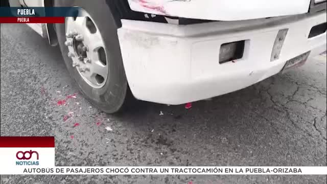 Choque entre autobús y tráiler provoca caos vial e