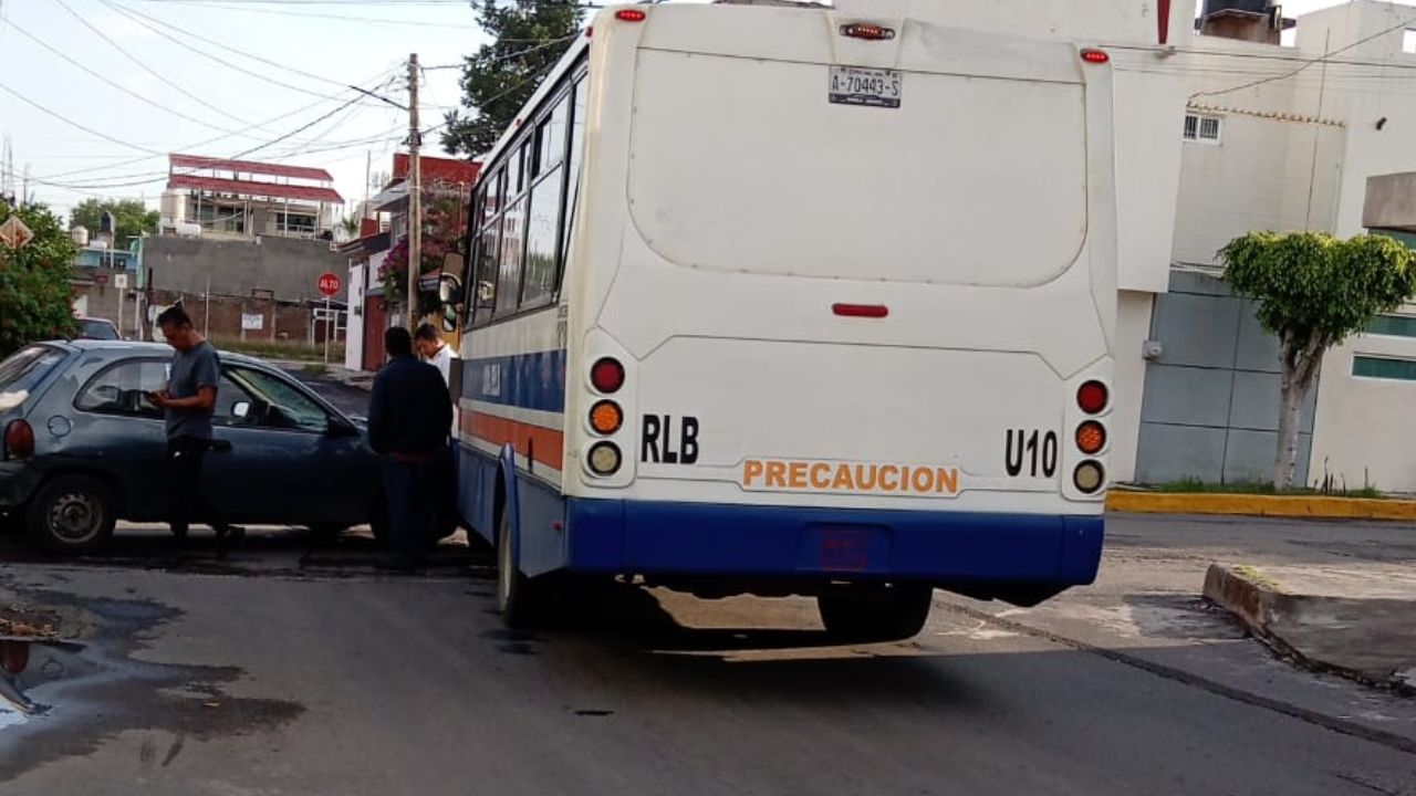 Choque de transporte público en la colonia Loma Bella afecta la circulación hoy miércoles