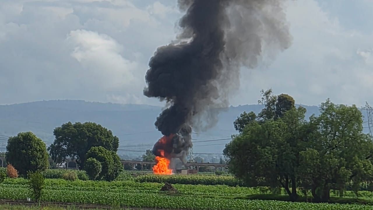 VIDEO: Enorme columna de humo e incendio de ducto 