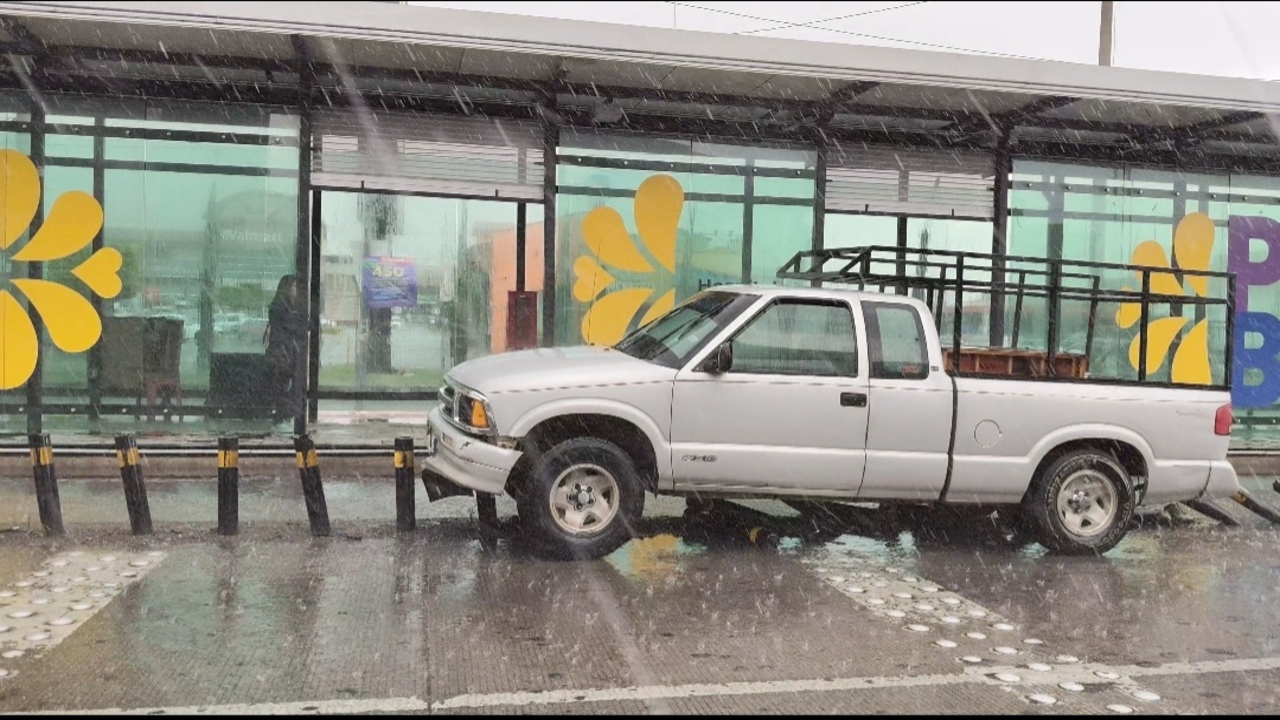 Camioneta choca contra un paradero del RUTA en Periférico Ecológico; así quedó