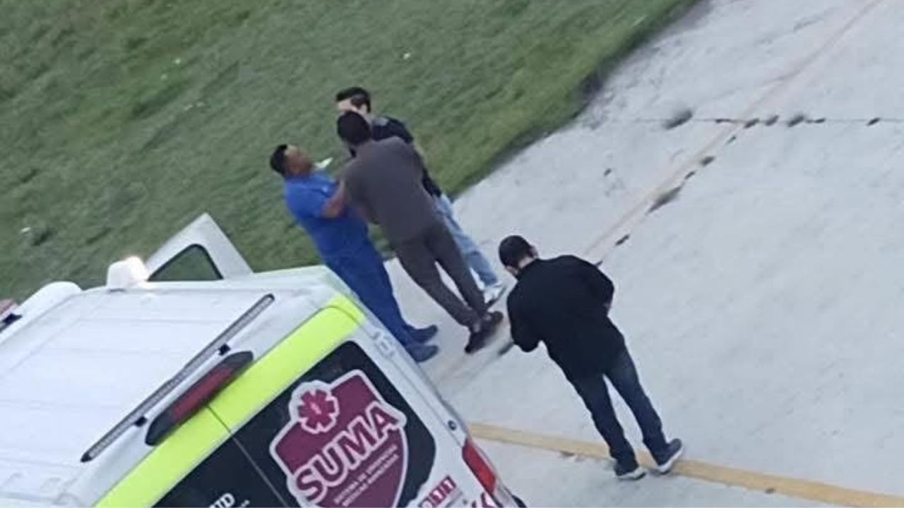 FOTO: Exhiben presunto consumo de alcohol junto a ambulancia