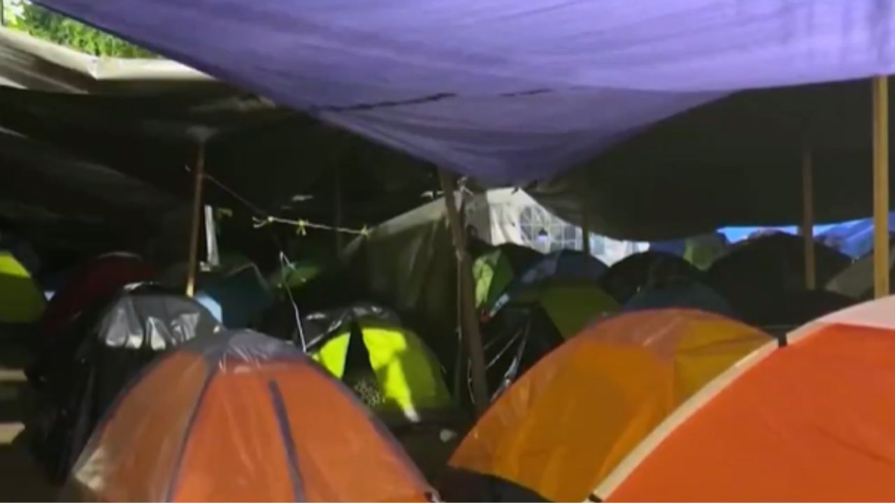 VIDEO: Muere maestro dentro de campamento en el Centro Histórico de CDMX; así se vio la zona