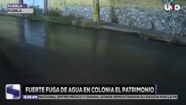 Reportan fuerte fuga de agua que afecta la circulación en la colonia El Patrimonio, Puebla