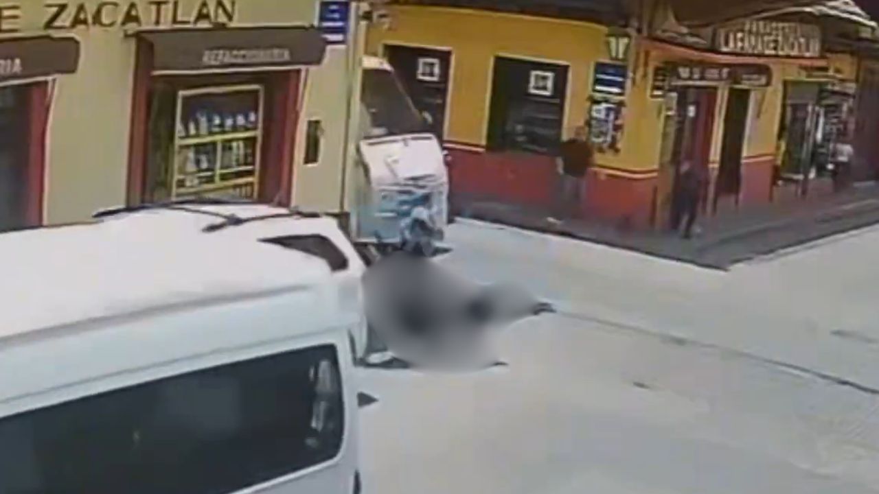 VIDEO: Mujer con menor en brazos es atropellada por microbús en Zacatlán hoy; sufrieron lesiones