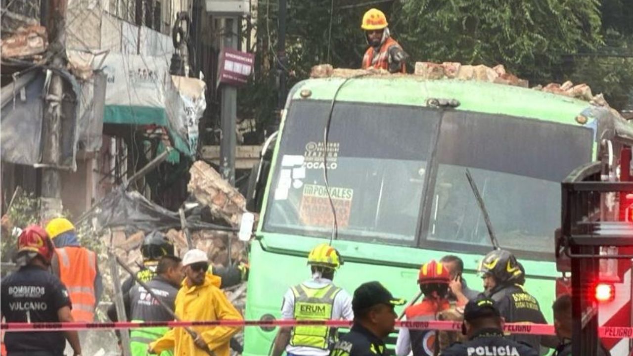 VIDEOS FUERTES: Colapsa barda sobre transporte público en Centro Histórico de CDMX; hay varios lesionados