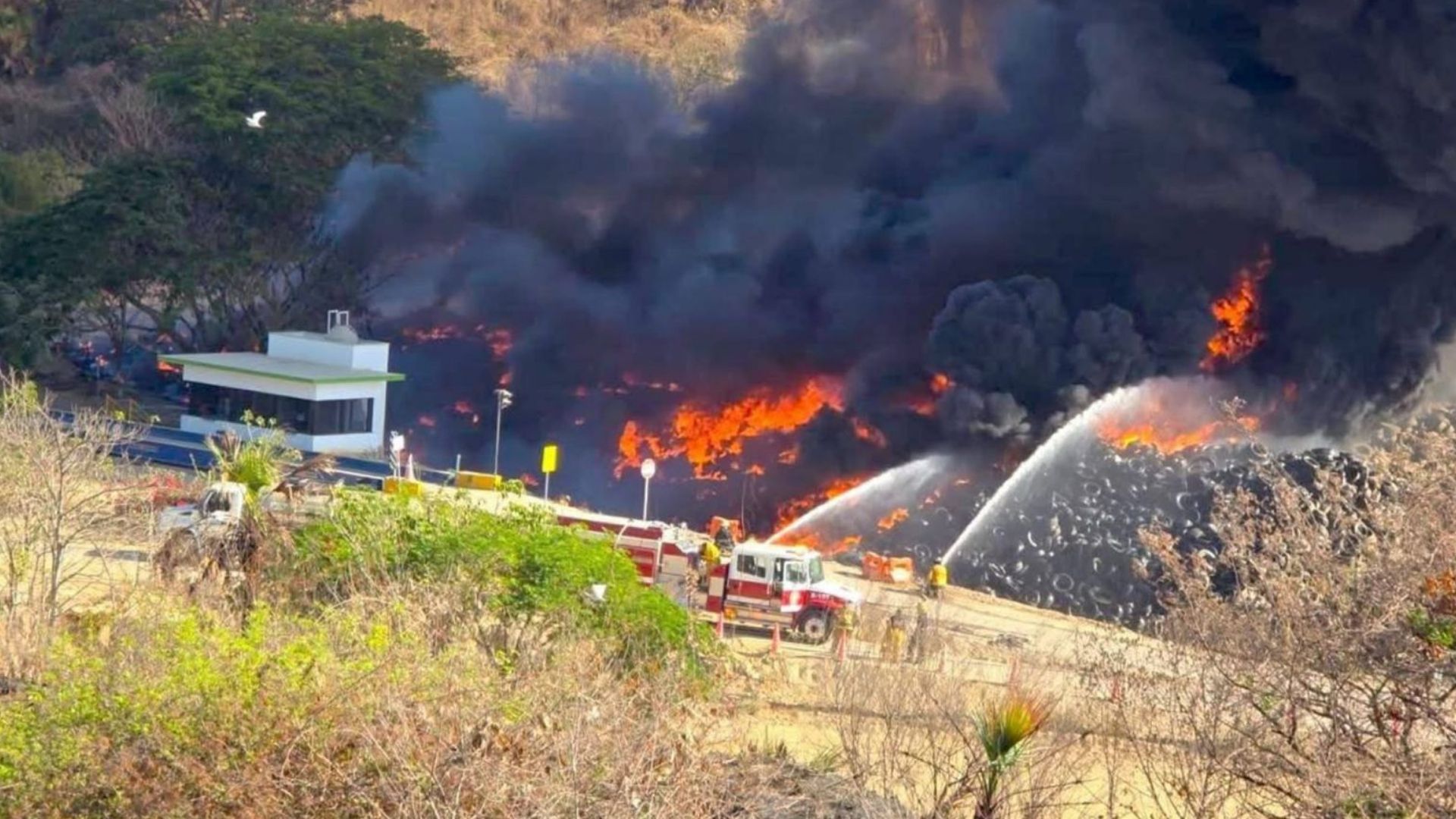 Continúa el combate del incendio en basurero de Puerto Vallarta; estos ...