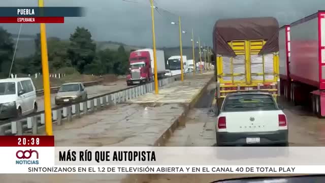 Desbordamiento convierte la autopista Puebla-Córdoba en un r