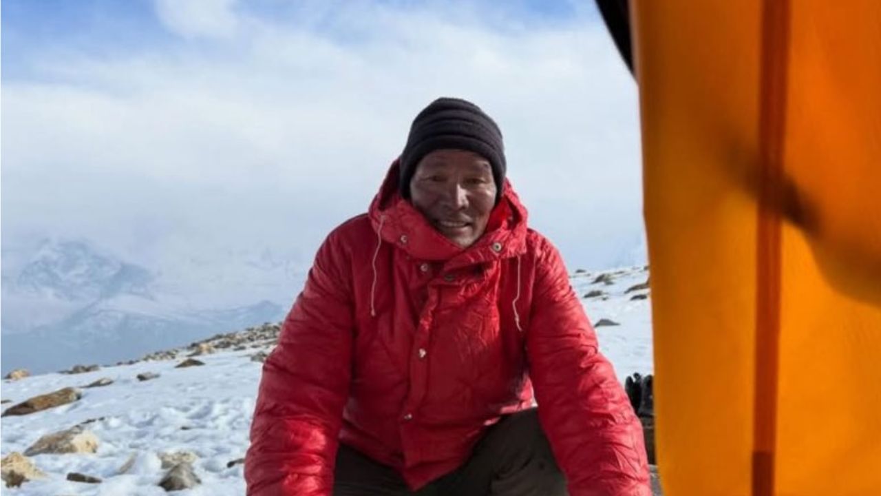 VIDEO: No estaba muerto; rescatan con vida a guía de montaña en el monte Everest