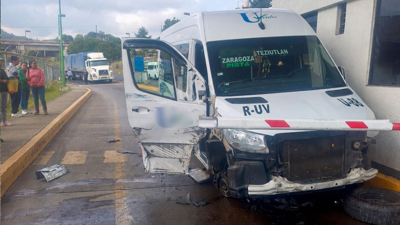 Tráiler embiste a combi en caseta de la autopista Teziutlán-Virreyes hoy; hay pasajeros lesionados