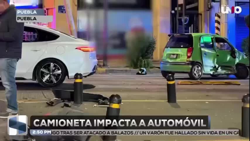 Camioneta impacta a automóvil en la 11 Sur y 25 Poniente