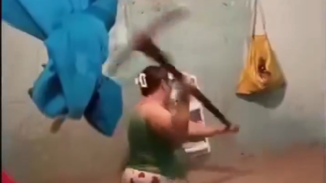 Inundación en Tuxtla: Mujer rompe la pared de su casa para sacar el agua VIDEO