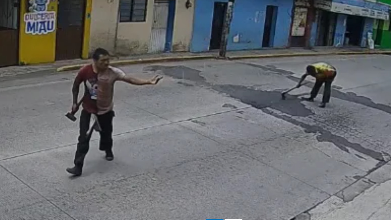 VIDEO: Hombres con hachas vandalizan vehículos y provocan una persecución en Xico, Veracruz