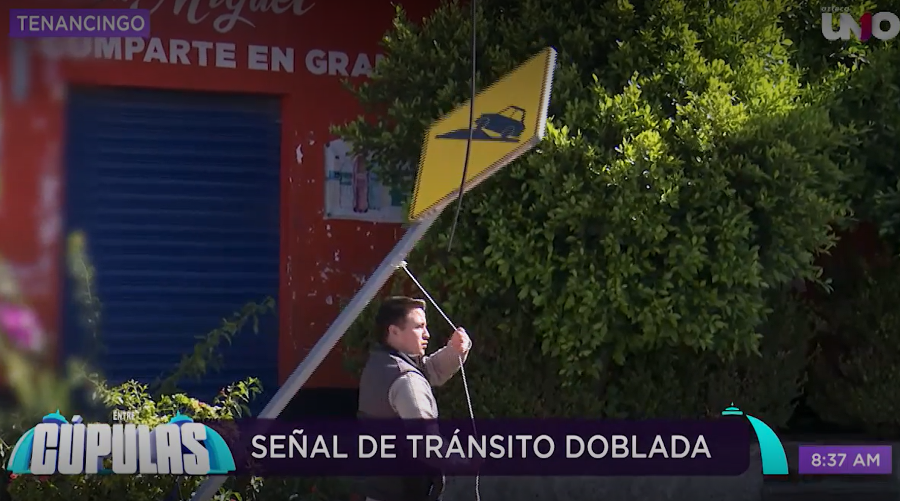 Una señal doblada forma parte de las calles de Tenancingo de las Flores