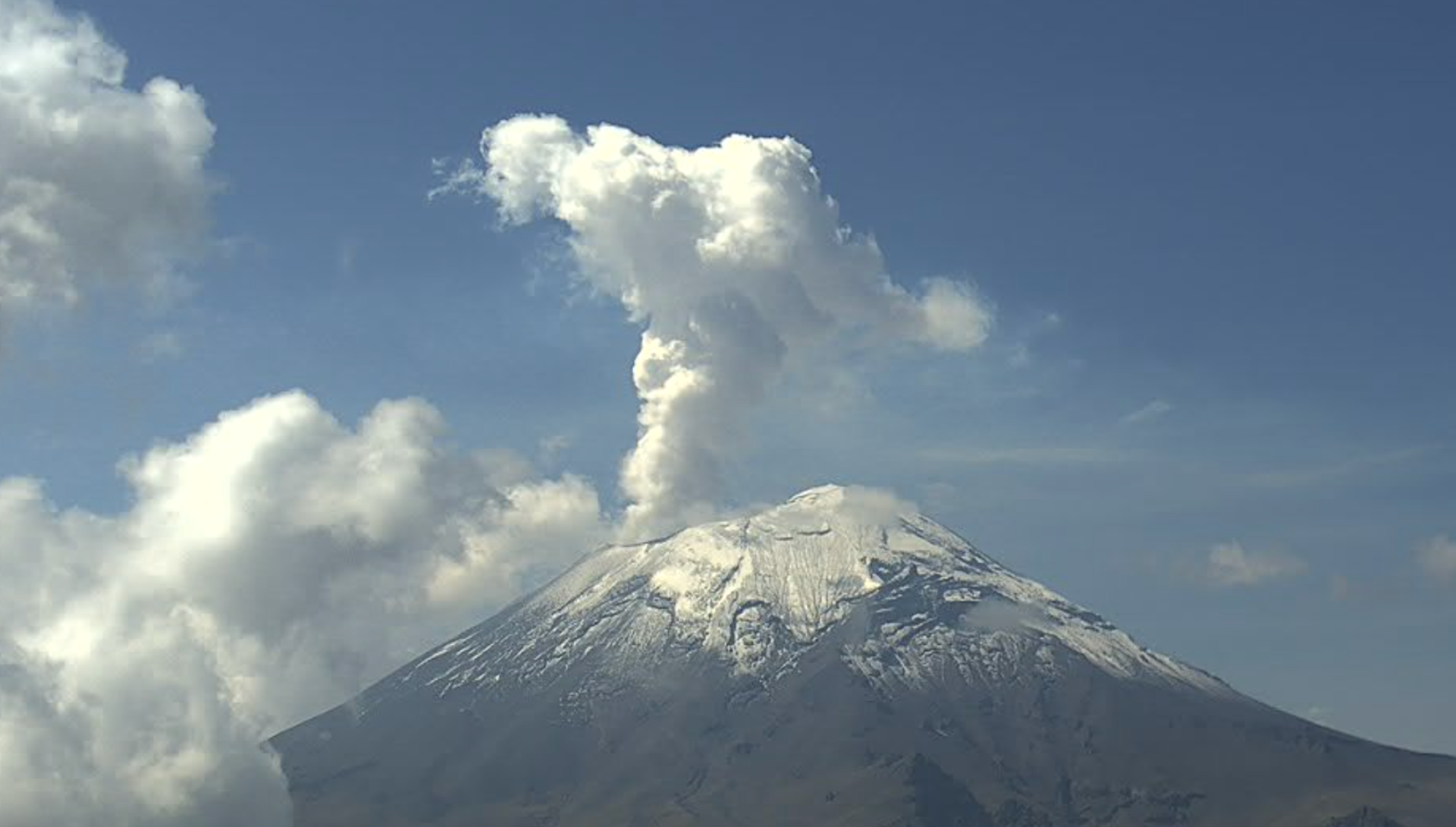 VIDEO: Volcán Popocatépetl emite impresionante fumarola hoy viernes: ¿Cuál es la actividad?