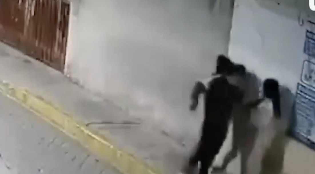 VIDEO: Pareja asalta a mujer en la calle 9 Norte en Amozoc; delincuentes huyen