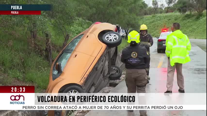 Vehículo acaba en zanga en la carretera federal a Atlixco