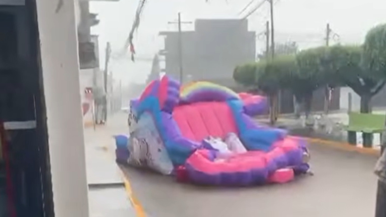 ¡Insólito! Juego inflable es arrastrado por fuertes lluvias 