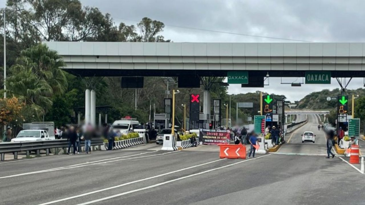 Toman caseta de la carretera Cuacnopalan-Oaxaca ho