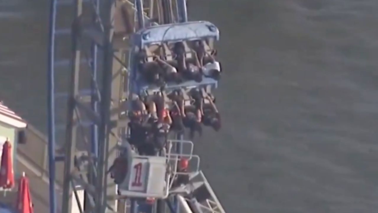VIDEO: Estudiantes quedan atrapados cuatro horas a 30 metros de altura en montaña rusa de Texas