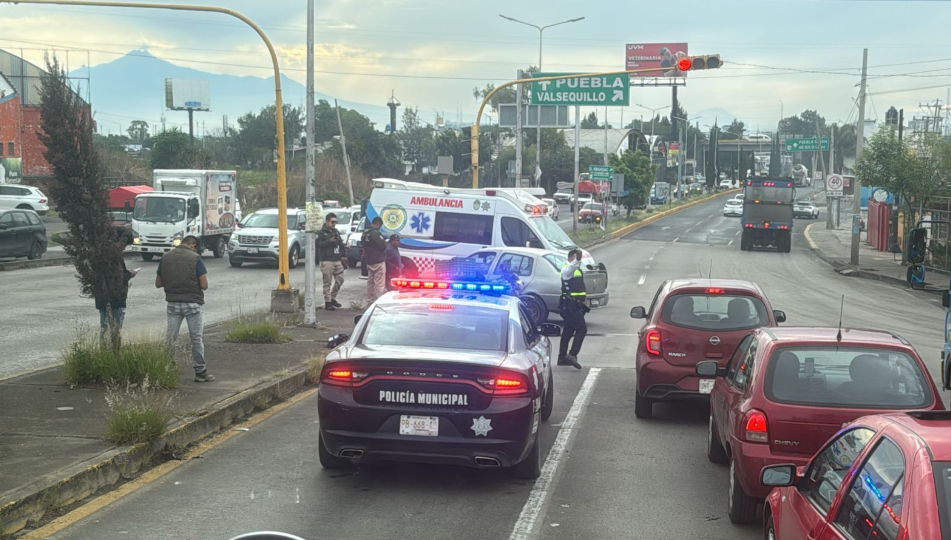 Conductor es atropellado sobre la carretera Federal Atlixco, hoy jueves