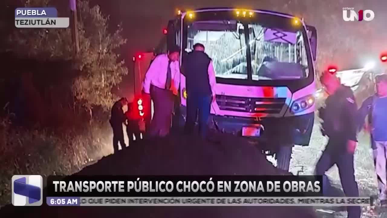 Unidad de transporte choca contra montículo de grava en libramiento de Teziutlán