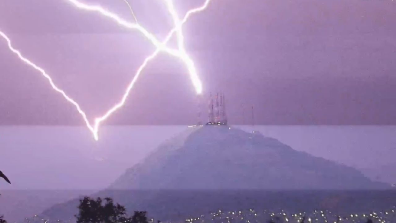 VIDEO: Así se VIO y ESCUCHÓ el momento exacto en que RAYO se impacta en el cerro del Chiquihuite
