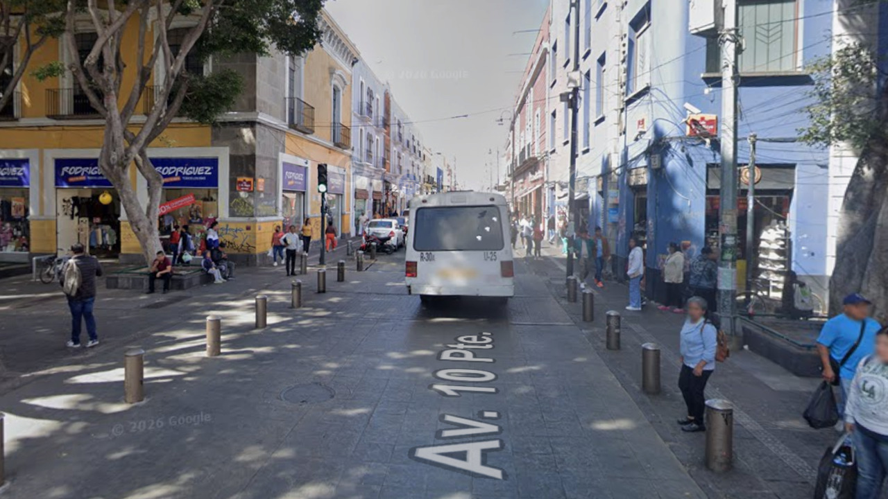 VIDEO: Captan agresión contra automovilista en la 10 Poniente: pidió mover un auto que bloqueaba el paso en el centro de Puebla