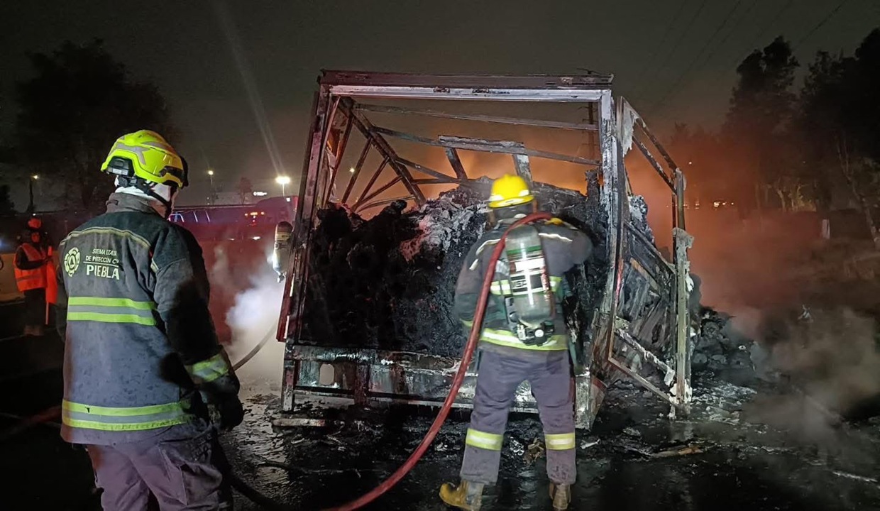 VIDEO: Vehículo arde en llamas mientras transitaba en la autopista México-Puebla