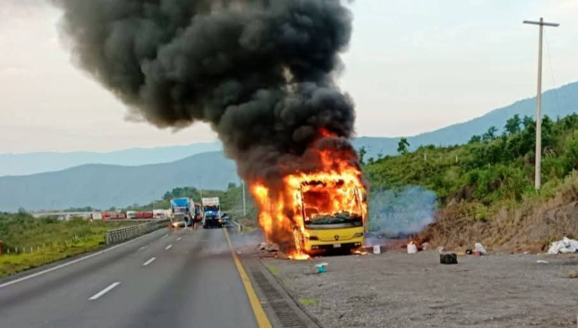 IMÁGENES FUERTES: Autobús de pasajeros se INCENDIA sobre la autopista Puebla-Orizaba hoy martes