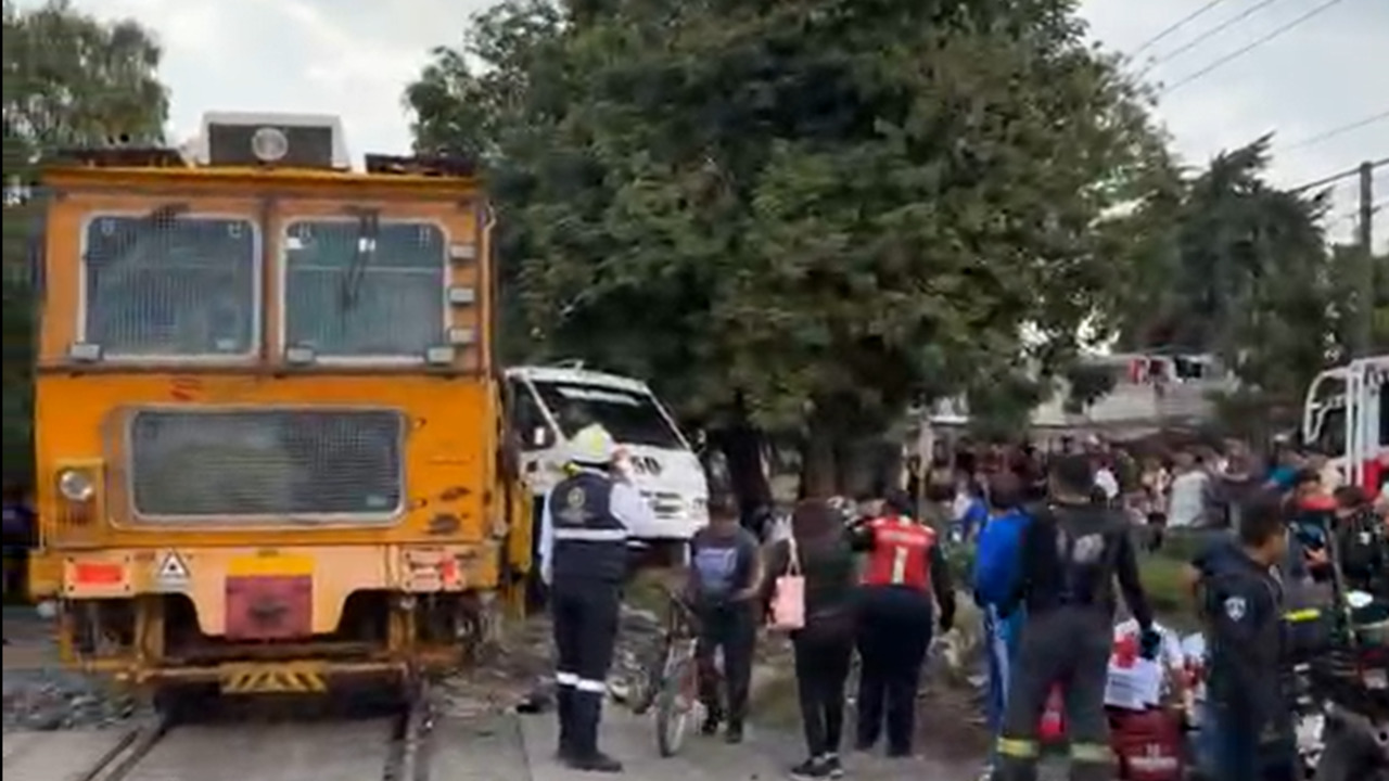 VIDEO: Tren arrolla a unidad de la Ruta 50 en límites de la Rivera Anaya, Puebla