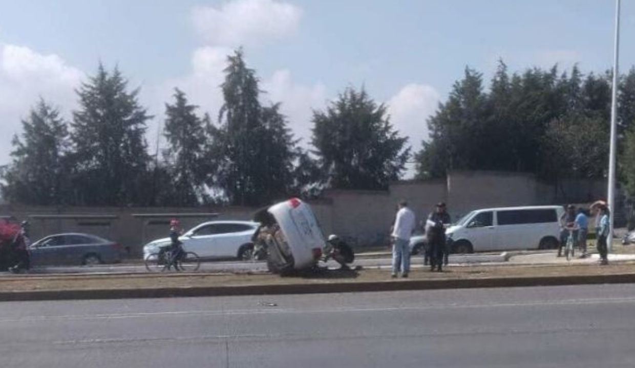 Volcadura genera tráfico intenso y deja un muerto en la Vía Atlixcáyotl