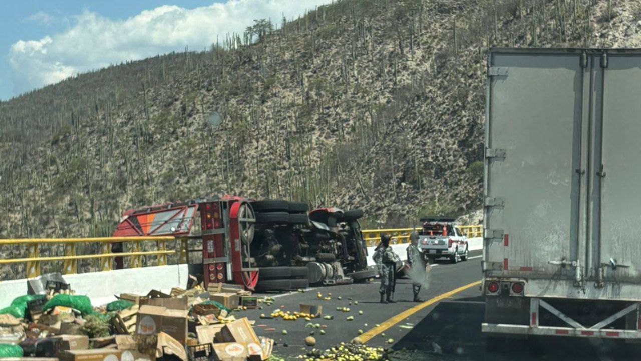 Conductor murió tras volcadura en puente de la autopista Cuacnopalan-Oaxaca hoy; tráfico intenso