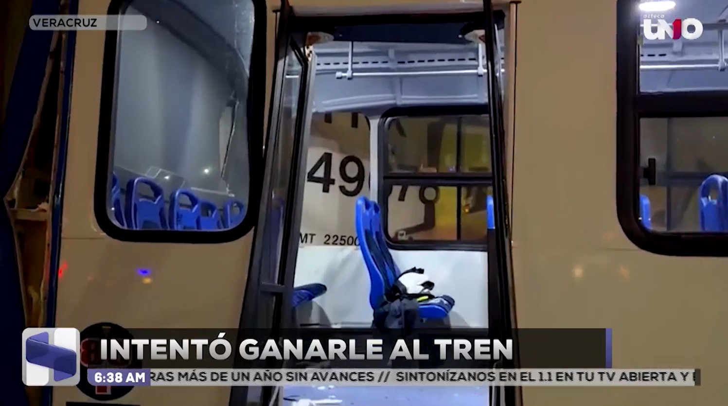 Transporte público intentó ganarle el paso al tren; doce personas resultaron lesionadas en Veracruz
