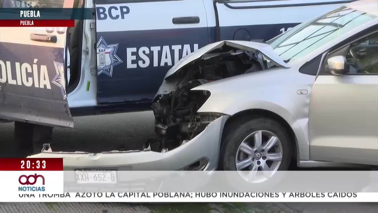 Una patrulla de la policía estatal que circulaba sin precaución se impactó contra un vehículo sobre el Bulevar 5 de Mayo en Puebla.