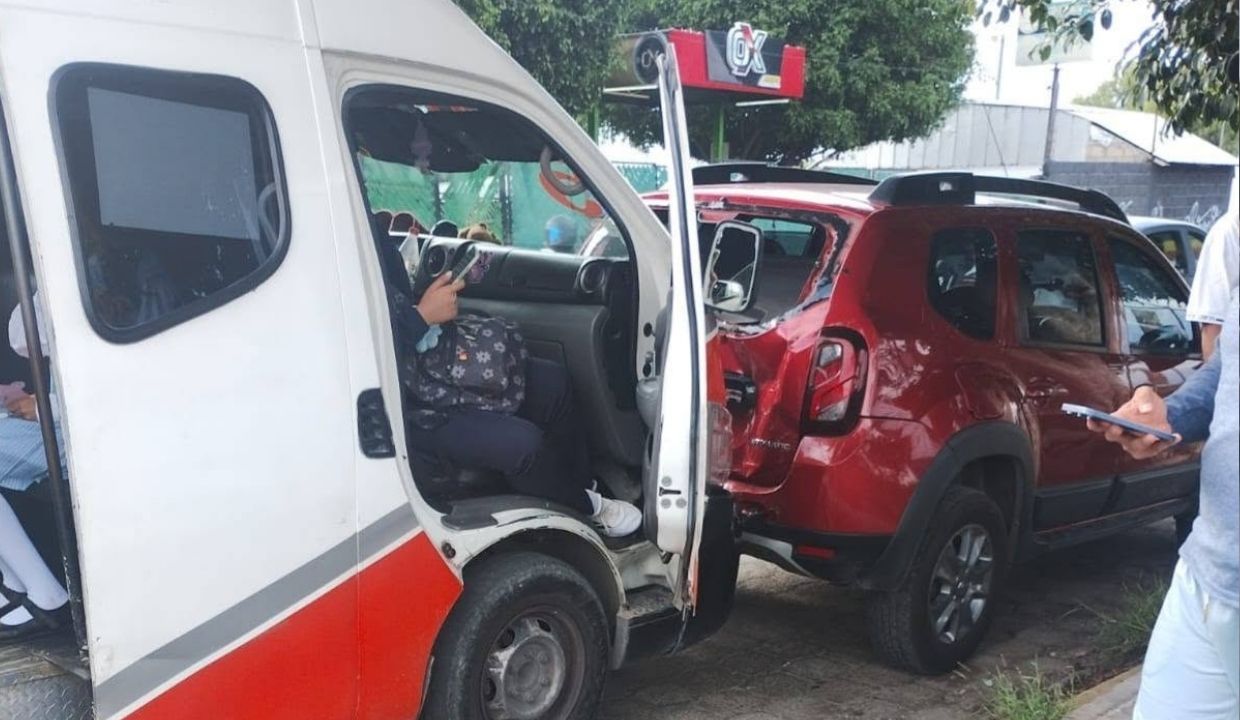 FOTOS: Choque entre camioneta y ruta del transport